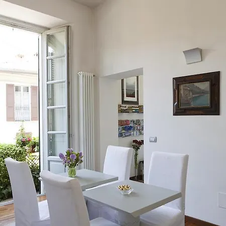 לינה וארוחת בוקר La Canarina קומו