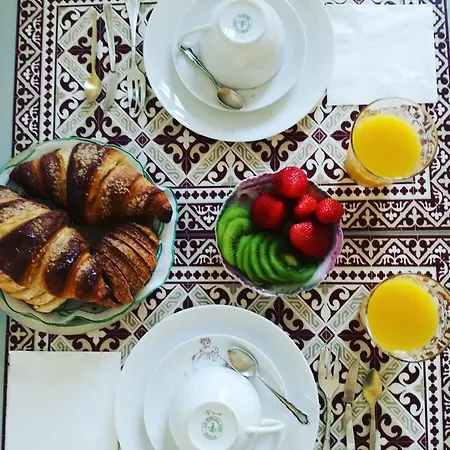 לינה וארוחת בוקר La Canarina 3*