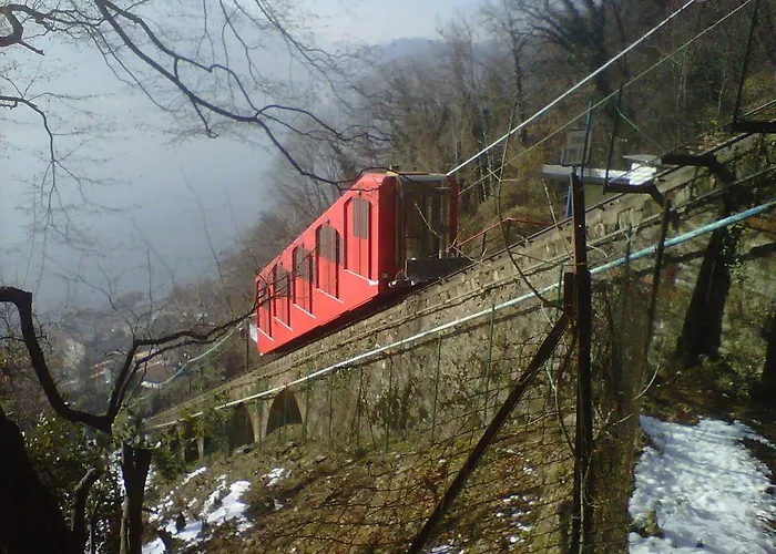 La Canarina كومو